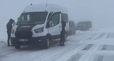 Beyaz çile bitmedi! Palandöken geçidinde mahsur kaldılar