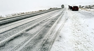 Buzlanmadan kayan araç yoldan çıktı