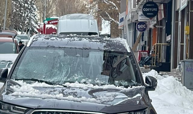 Çatıdan düşen buz kütlesi hurdaya çevirdi