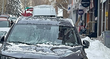 Çatıdan düşen buz kütlesi hurdaya çevirdi