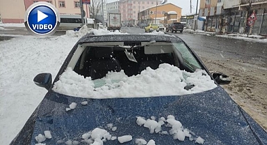 Çatıdan kopan kar kütlesi otomobili hurdaya çevirdi