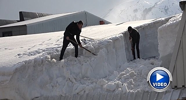 Çatılarda yoğun kar mesaisi