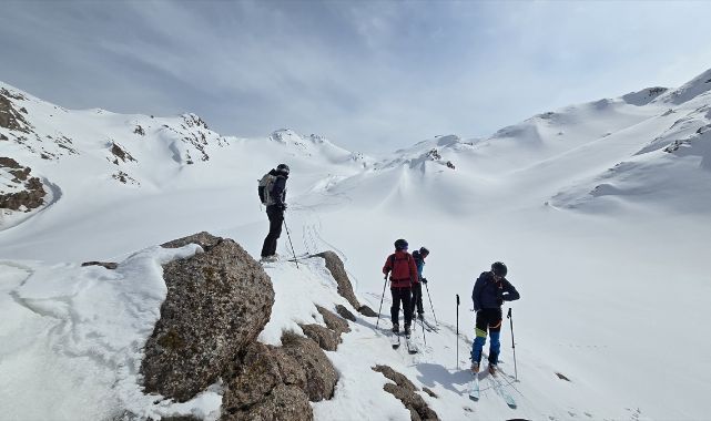 Çekya ve İsviçre'den gelen dağcılar  dağ kayağı yaptı