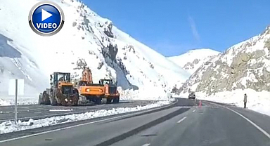 Çığ düşen yol ulaşıma açıldı!