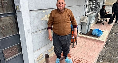 Çizmelerini çıkarıp galoşla içeri girdi