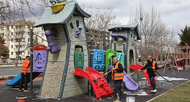 Çocuk oyun alanları temizlendi