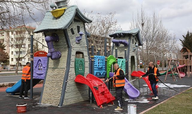 Çocuk oyun alanları temizlendi