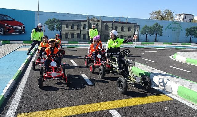 Çocuklar direksiyon başında trafik eğitimi aldı