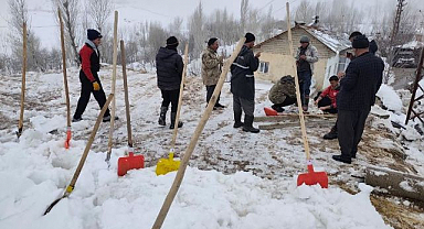 Çöken ahırda 5 koyun telef oldu