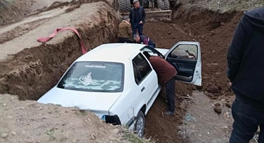 Çukura düşen aracın yardımına ekipler koştu
