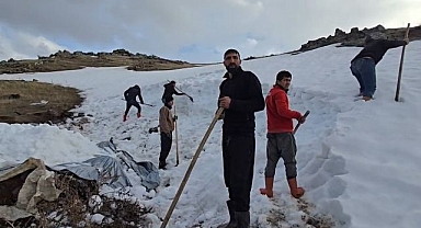 Dağ eteklerinde kar depolama mesaisi