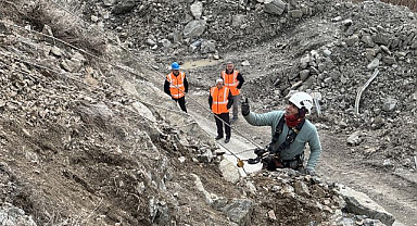 Dağcılardan tehlikeli kayalar için zorlu mesai