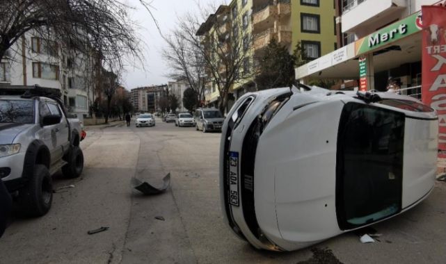Direksiyon hakimiyetini kaybetti, park halindeki aracı devirdi 