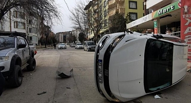 Direksiyon hakimiyetini kaybetti, park halindeki aracı devirdi 