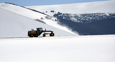 Doğu'da karla mücadele çalışması sürüyor