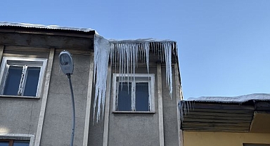 Doğu'da kar yerini soğuk havaya bıraktı