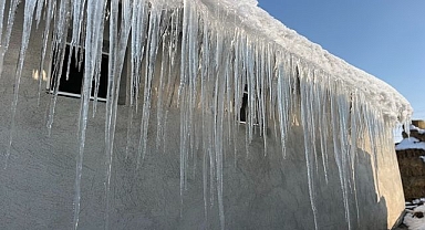 Dondurucu soğuk: Çatılarda  3 metrelik  buz sarkıtları