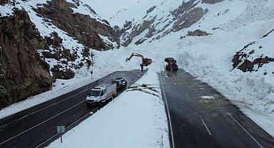 Düşen çığ yolu kapattı!