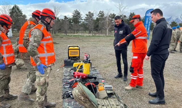 Enkazdan tahliye ve çadır kurma mücadelesi