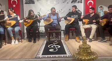 Erdal Erzincan öğrencileriyle kulakların pasını sildi