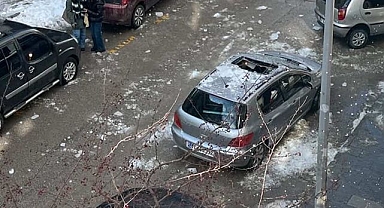Erzurum'da çatıdan düşen buz tehlike saçtı!