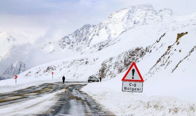Erzurum’da çığ alarmı! Tekman yolu trafiğe kapatıldı