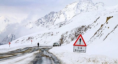 Erzurum’da çığ alarmı! Tekman yolu trafiğe kapatıldı