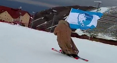 Erzurum'da ehram giyindi elinde Erzurumspor bayrağıyla zirveden indi