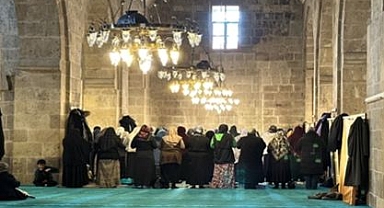 Erzurum'da kadınlar cuma namazında saf tuttu  Diyanet'in fetvası da var!