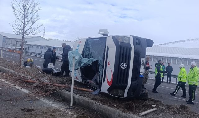 Erzurum'da kamyon ile minibüs çarpıştı! 7 yaralı