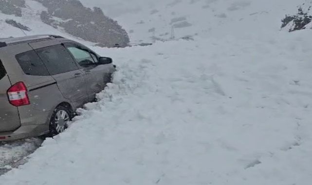 Erzurum'da yola çığ düştü!