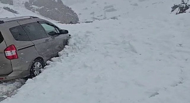 Erzurum'da yola çığ düştü!