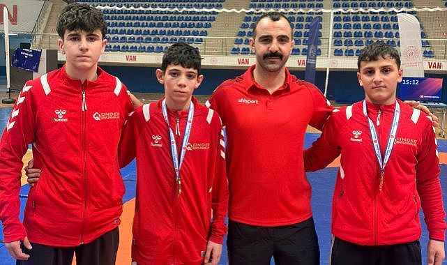 Erzurumlu pehlivanlar kürsüde