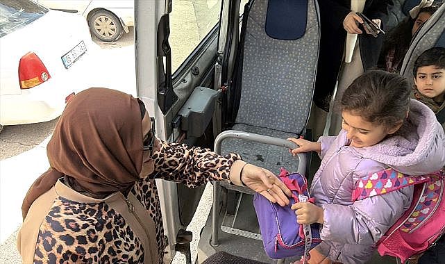 Eşinden devraldığı minibüsle servisçiliğe yeni soluk getirdi