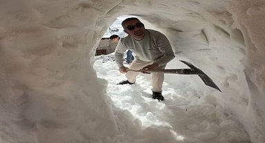 Eve dönmek için kar tünellerini geçiyorlar 