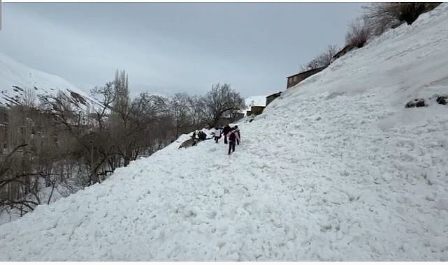 Faciadan dönüldü, çığ düştü yol kapandı