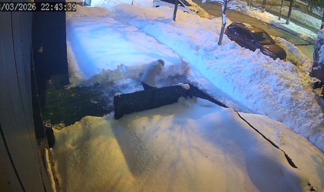 Facianın eşiğinden döndü! Çatıdan düşen kar kütlesi az daha can alıyordu