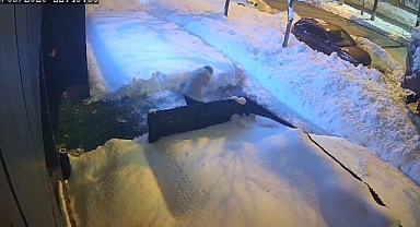 Facianın eşiğinden döndü! Çatıdan düşen kar kütlesi az daha can alıyordu