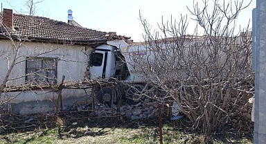 Feci kaza! Freni boşaldı eve girdi, yaralı var...