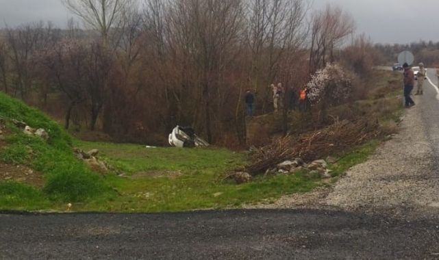 Feci kaza hakimiyetini kaybetti dereye uçtu 