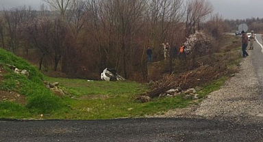 Feci kaza hakimiyetini kaybetti dereye uçtu 