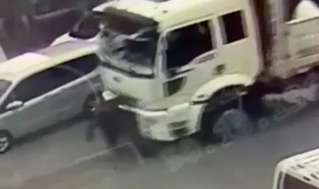 Feci kaza! kamyonet adama çarptı 