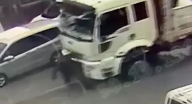 Feci kaza! kamyonet adama çarptı 