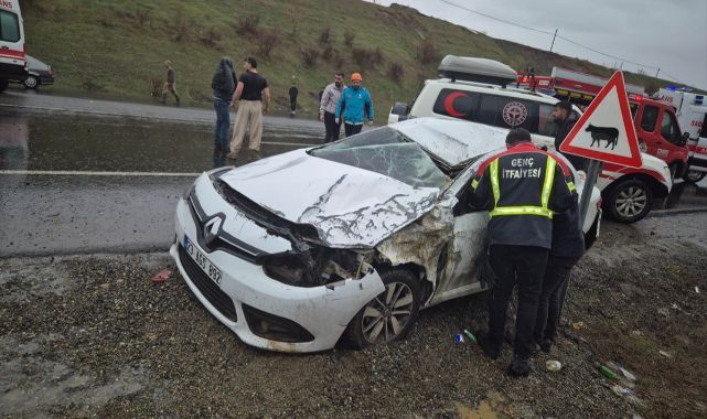 Feci kaza otomobil devrildi yaralılar var 