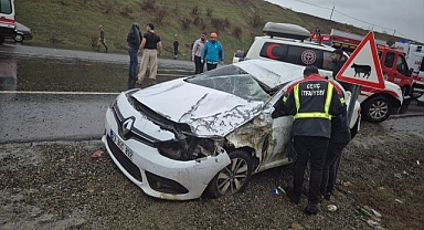 Feci kaza otomobil devrildi yaralılar var 