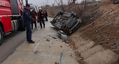 Feci kaza otomobil  devrildi, yaralılar var 