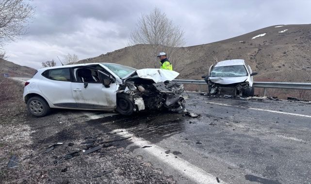 Feci kazada araçlar hurdaya döndü!