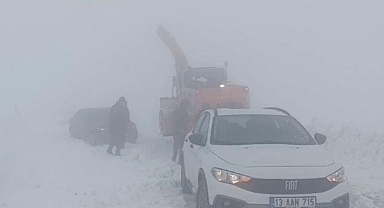 Fırtınadan köy yolu kapandı
