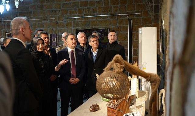 Geri dönüşüm kadın eliyle sanata dönüştü