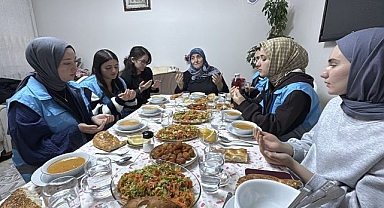 Gönüllü gençler yaşlılarla iftar yapıyor
